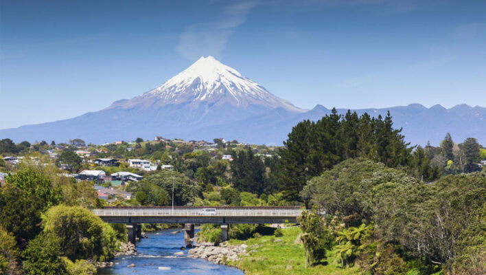 Uitzicht op Mount Taranaki vanuit de plaats New Plymouth