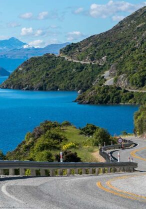 Weg door de bergen met uitzicht op Lake Wakatipu