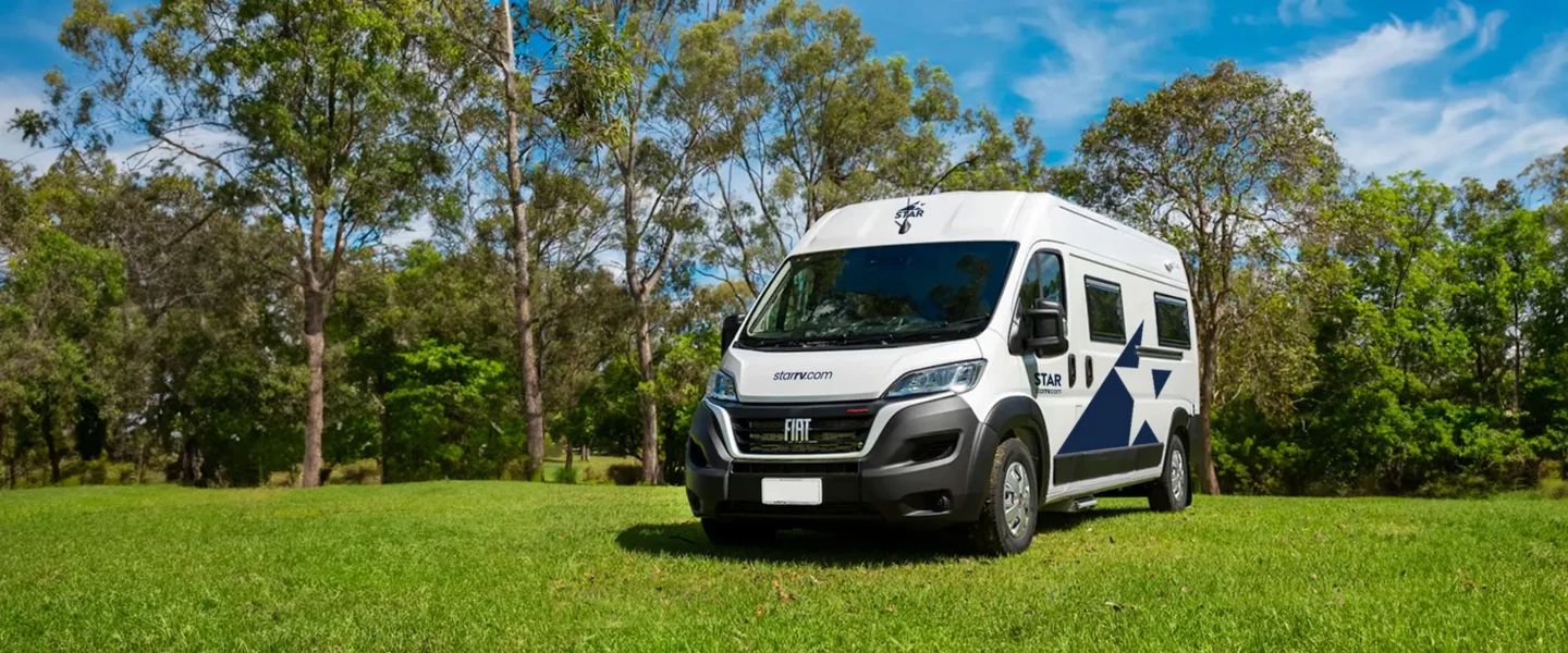 Star RV Polaris 2 staat geparkeerd op het gras