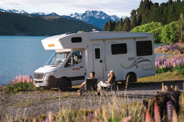 Een koppel zit op de campingstoelen naast de Apollo Euro Deluxe met uitzicht op Lake Tekapo