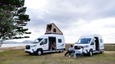 Britz Voyager camper met een open daktent en de Britz Hitop camper op een prachtige locatie bij Waipu Cove, Nieuw-Zeeland
