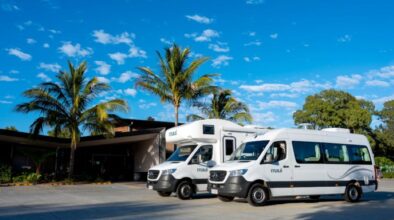 Maui Ultima en Maui River naast elkaar op een parkeerplaats met palmbomen