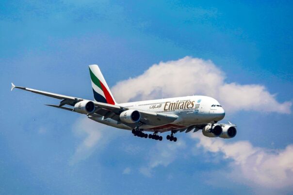 Vliegtuig van Emirates in de lucht