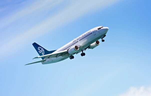 Vliegtuig van Air New Zealand tegen een blauwe lucht
