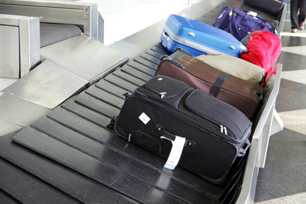 Bagage op een lopende band op het vliegveld