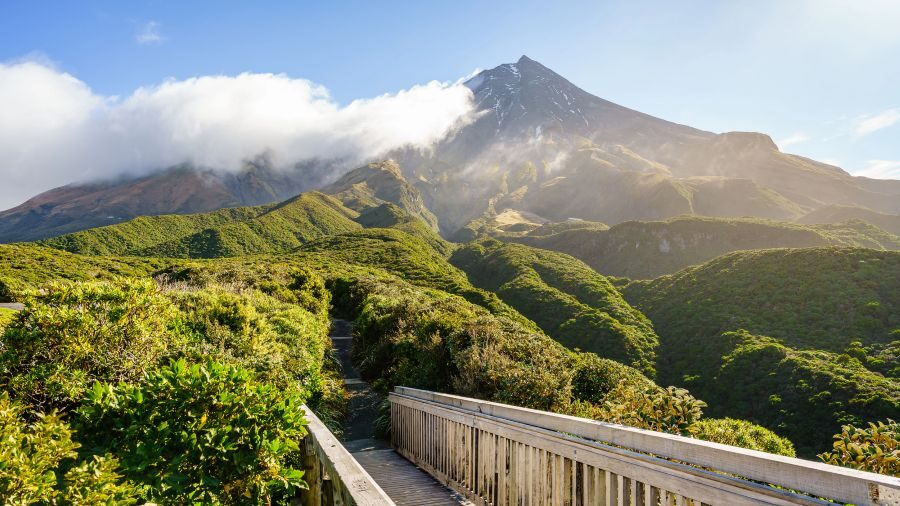 Zicht op Mount Taranaki vanaf een brug