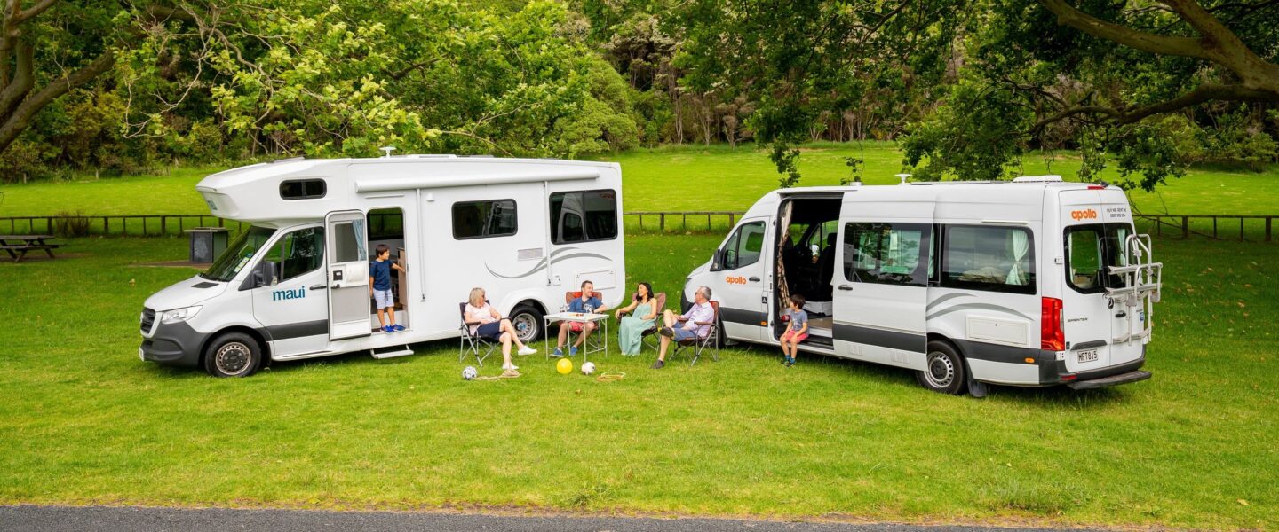 Gezinnen zitten buiten bij de Maui River en Apollo Plus op de camping