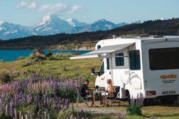 Stel kampeert met Apollo Euro Deluxe bij Lake Pukaki