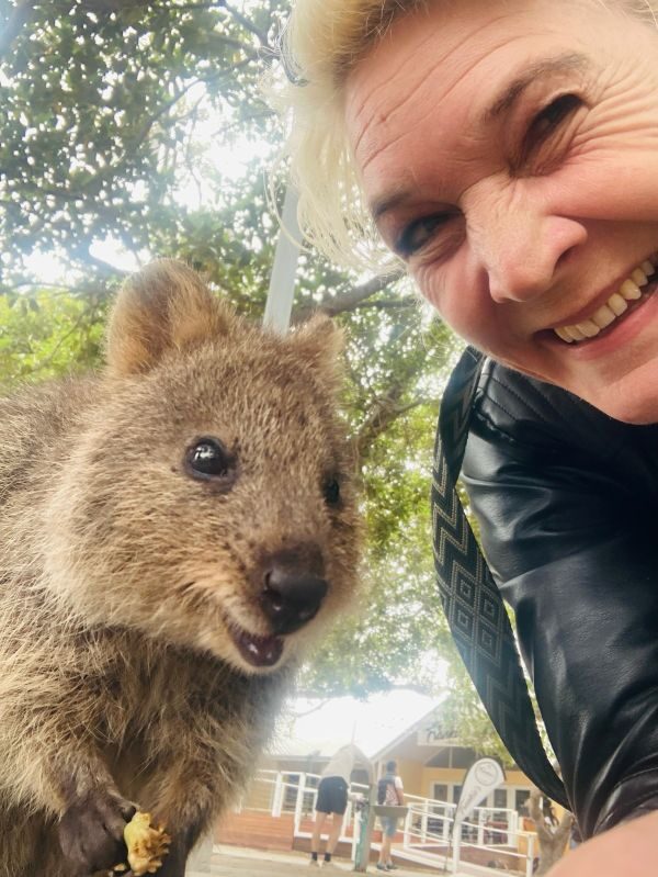 Collega Lyanne en quokka lachen op foto op Rottnest Island West Australië