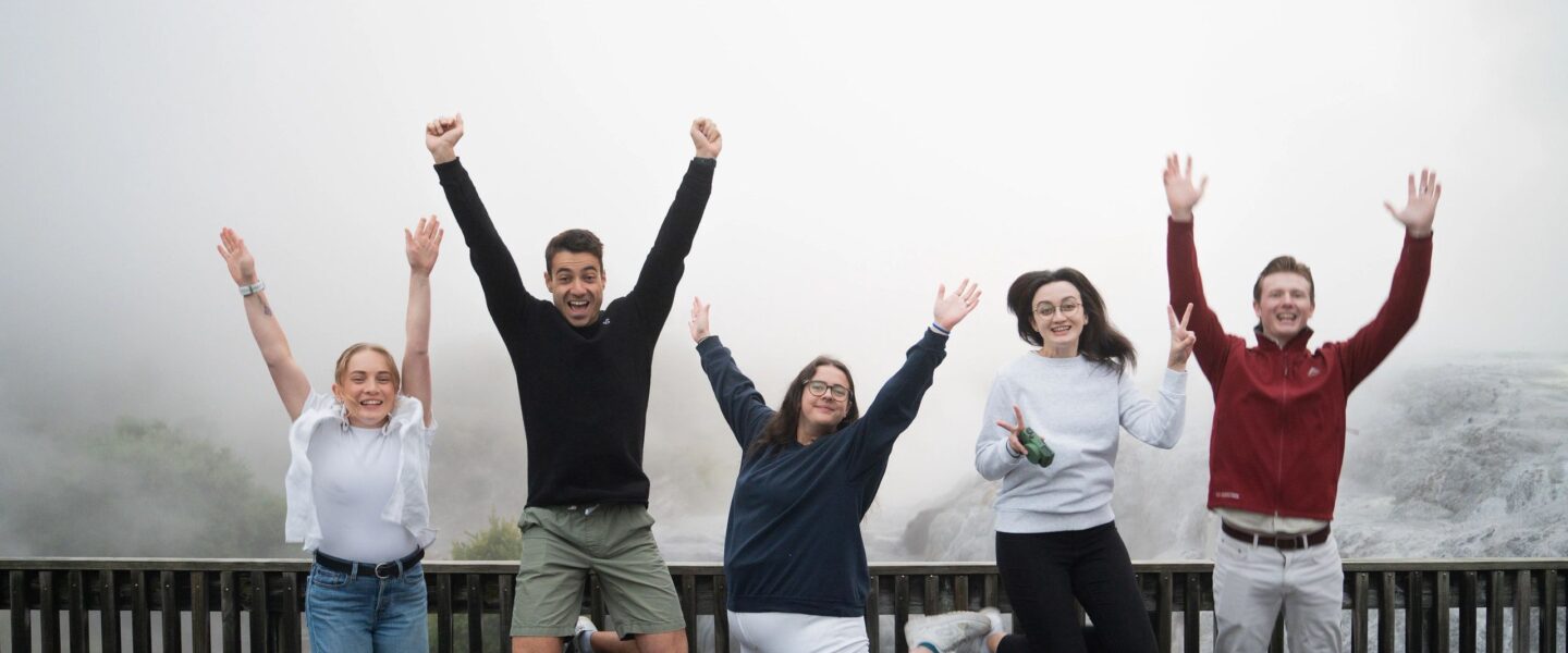 Blije mensen springen in de lucht in Nieuw-Zeeland bij Rotorua