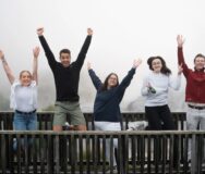 Blije mensen springen in de lucht in Nieuw-Zeeland bij Rotorua