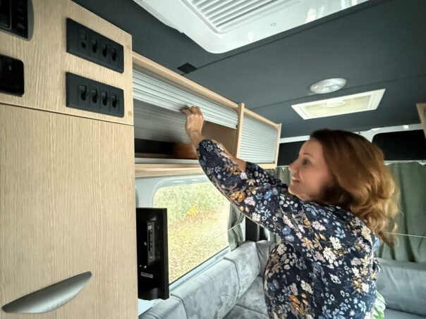 Karin opent opbergkastje in Maui Ultima Plus camper in Woerden