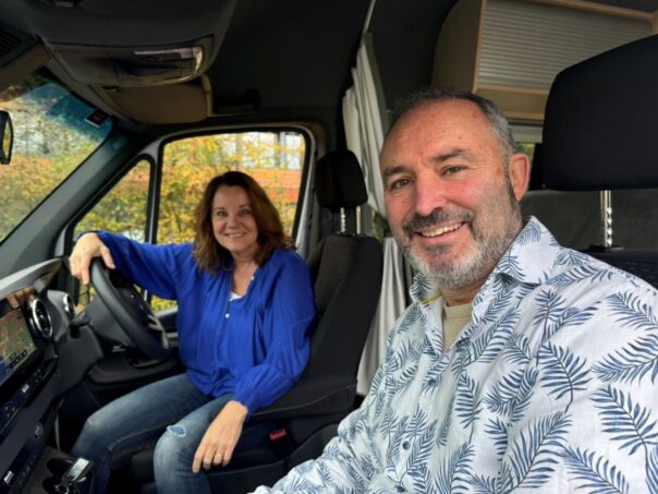 Peter en Karin zitten in cabine achter stuur in Maui Ultima Plus camper in Woerden