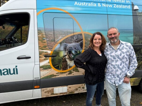 Peter en Karin staan voor de Maui Ultima Plus camper in Woerden