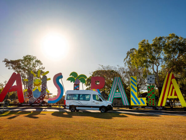 Mighty Double Down Camper voor bord met vrolijke letters Australië