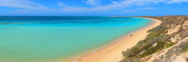 Kust met strand en zee bij Ningaloo Coral Bay West Australië