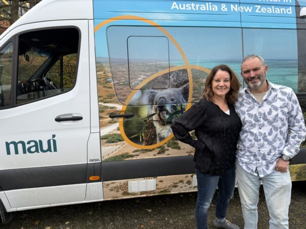 Peter en Karin staan bij Maui Ultima Plus camper