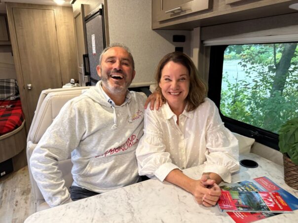 Peter en Karin lachend in dinette Fraserway Canada