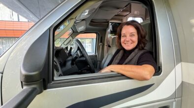 Karin achter stuur in Fraserway C-Large camper Canada