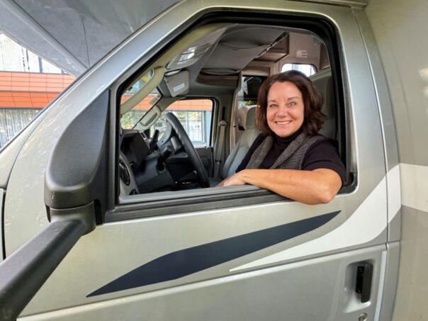 Karin achter stuur in Fraserway C-Large camper Canada