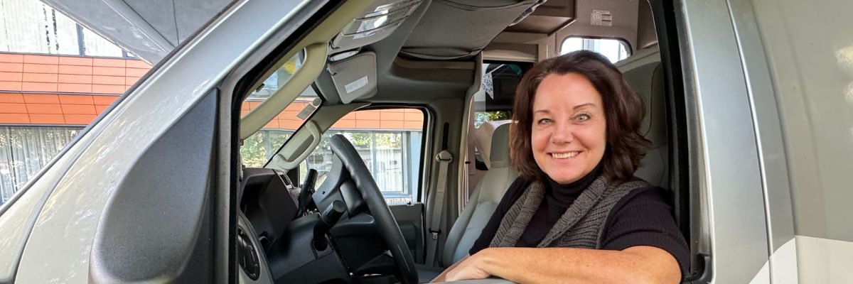Karin zit achter stuur van Fraserway C-Large camper Canada