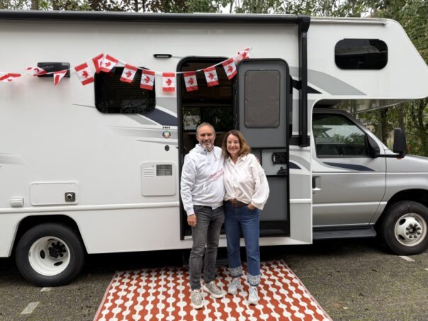 Peter-en-Karin-voor-Fraserway-C-Large-Camper-Canada