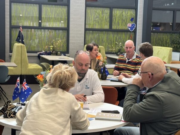 Ernst geeft klanten reisadvies tijdens Informatiedag in Utrecht
