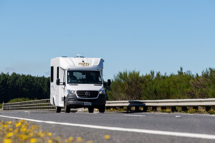 Mighty-Fortune-NZ-rijden-op-een-autoweg