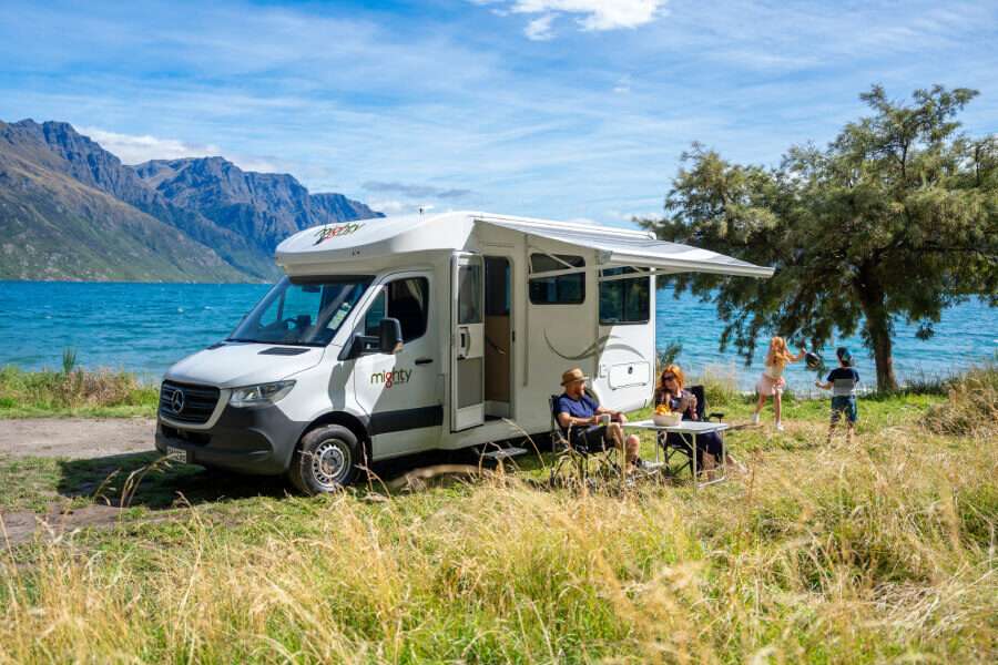 Mighty-Fortune-NZ-gezin-op-vakantie-luifel-uit