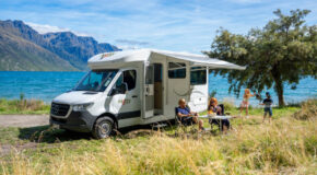 Mighty-Fortune-NZ-gezin-op-vakantie-luifel-uit