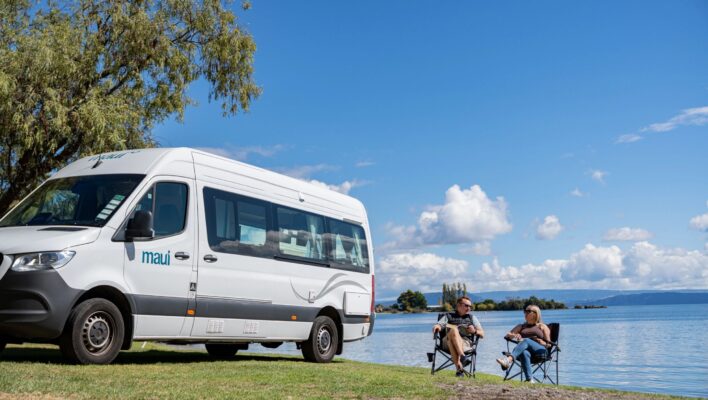 Stel zit buiten bij de Maui Ultima bij Lake Taupo in Nieuw-Zeeland