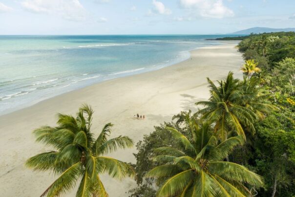 Drone zicht op het strand bij Daintree Cape Tribulation
