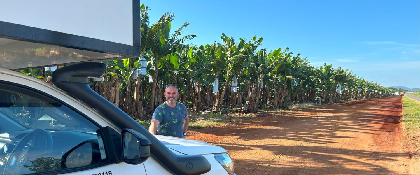 Peter staat in Queensland bij een bananenplantage bij de Britz Maverick bananenplantage