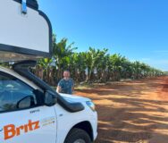 Peter staat in Queensland bij een bananenplantage bij de Britz Maverick bananenplantage