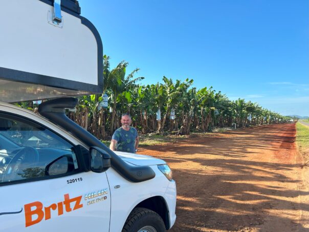 Peter staat in Queensland bij een bananenplantage bij de Britz Maverick bananenplantage