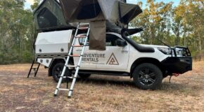 Adventure Rentals Toyota Hilux 4WD dubbele daktent geopend en via een trapje aan de buitekant bereikbaar