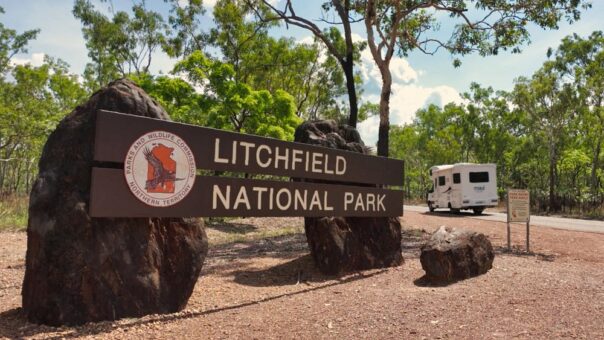 Maui River camper staat geparkeerd bij het toegangsbord van Litchfield National Park