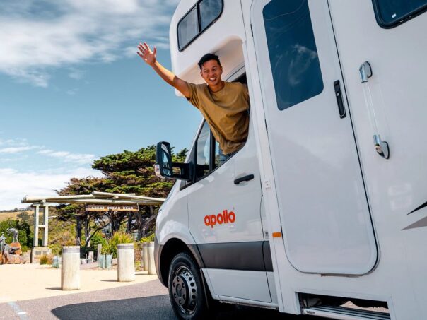 Man zwaait uit raam van Apollo Euro Deluxe aan de Great Ocean Road