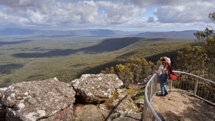 Weids uitzicht over de Grampians vanaf de Victoria Reed Lookout